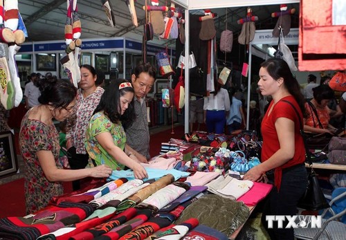 Hanoi Traditional Craft Village Tourism Festival opens - ảnh 1